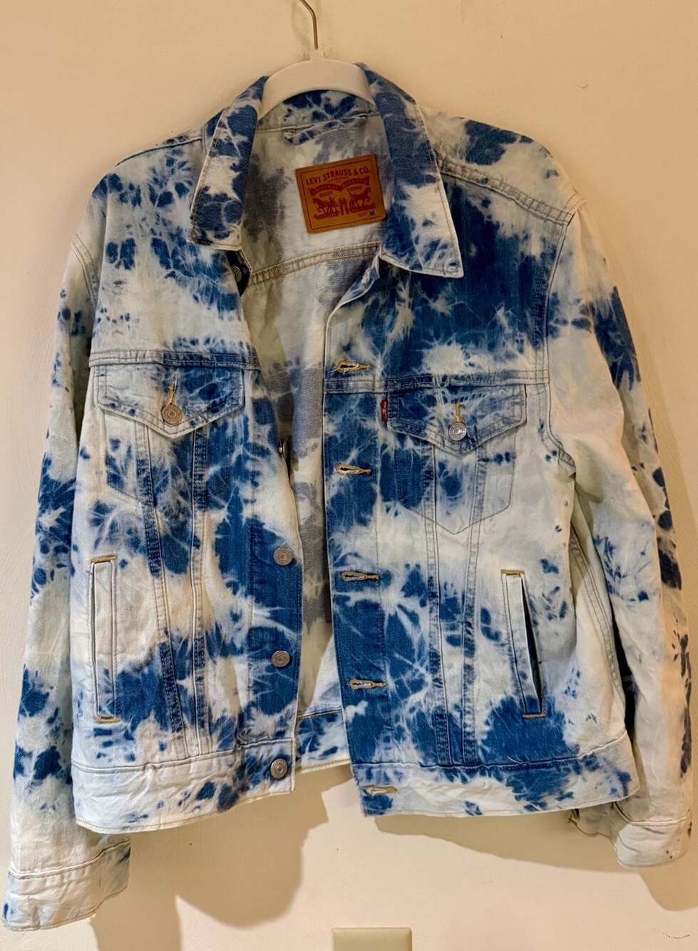 Levi’s WaterLess Denim Trucker Jacket Women M Blue White Bleach Tie Dye 29944-01